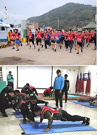 (上圖)受測官兵實施三千公尺徒手跑步鑑測。(下圖)受測官兵實施伏地挺身鑑測。(圖/文:翁正坤)