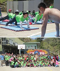(上圖)中正國中小學子體驗蛙人操。(下圖)中正國中小師生與兩棲連官兵共同合影。(圖/文:謝承翰)
