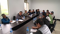 議員陳貽斌就莒光公車旅遊包車業務,邀請公車處長盧進發3月30日與地方旅遊業者、鄉公所等召開座談會,並溝通及交換意見。(圖/文:蔡夢玲)