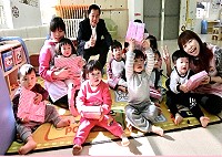 　兒童節前夕，議長張永江、東湧社協理事長林德建贈送東引、南竿公托中心寶寶禮物。（圖／連江縣議會）