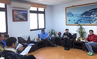 東引鄉白馬尊王廟定於5月26日前進大陸金峰、鱔溪進香,管理委員會幹部、議長張永江、鄉長楊雲成等人共同研討活動細節。(圖:東引鄉公所)