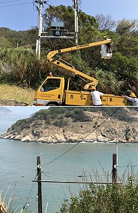 橋仔通往大坵的空中兩根電纜,其中一條2日無預警斷裂落入海中。台電技術人員透過橋仔端更改電壓方式設法供電。(圖/文:陳鵬雄)