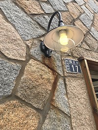 　新款巷燈搭配閩東建築無違和感。（圖／文：蔡夢玲）