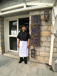 　擁有豐富經驗的主廚柯政宏，在藍眼淚驛棧為消費者提供在地美食體驗。（圖／文：蔡夢玲）