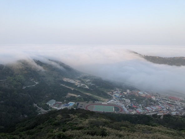 馬祖平流霧，圖為4月1日北竿機場上方瞬間出現霧景。（圖／馬祖日報資料圖，陳鵬雄攝）