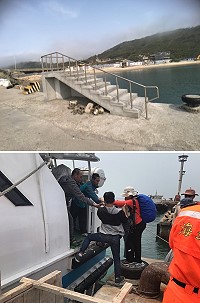(上圖)東莒猛澳碼頭擴建接駁梯,大大提升民眾上下船安全度。(下圖)接駁梯未完成前,潮水引起船隻與碼頭的高低甚大,民眾上下船危機重重。(圖/文:蔡夢玲)
