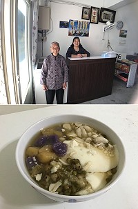 國利豆腐店老闆娘林蘭梅(圖右)與王喜官母親(圖左),婆媳兩人感情甚好,經常一同招呼客人。冰涼滑口豆花,滿滿配料搭上甜而不膩的糖水,炎熱天氣裡最消暑的聖品。(圖/文:蔡夢玲)