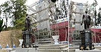 　去年5月間由國父孫女孫穗芳贈送給縣府的「奔走革命」國父全身銅像，經規劃安置在十烈士紀念碑園區內，經廠商裝設銅像及重新粉刷後，嶄新又風格殊異的銅像令人耳目一新，文化處將擇日舉辦啟用典禮。（圖／文：曹重偉）