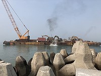 　白沙碼頭北防波堤延伸展開海床拋石作業，預估要填下半座鐵拳山的石方量。（圖／文：陳鵬雄）