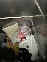 　地區廢衣回收箱遭民眾丟棄一般垃圾，環資局呼籲民眾應正確使用，避免造成作業困擾。（圖／文：馮紹夫）