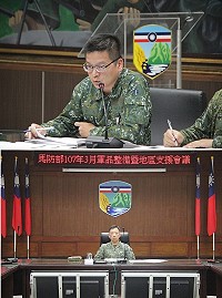 　（上圖）副參謀長主持「馬防部107年3月軍品整備暨地區支援會議」。（下圖）後勤處副處長戴皇志中校實施軍品整備報告。（圖／文：謝宏源）