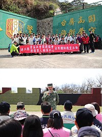 (上圖)敬軍團於高登島上合影。(下圖)政戰副主任謝上校於茶會中致詞。(圖/文:謝宏源)