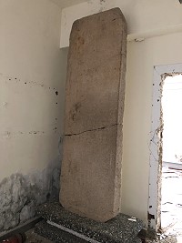 　橋仔舊漁展館內陳展的鹽碑歷史悠久具保存價值，公所將與文化處協商如何保存修復。（圖／文：陳鵬雄）