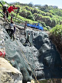 　東引白馬尊王廟後方邊坡穩定性差，鄉公所採行掛網植生工法改善。（圖／文：陳其敏）