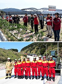 民安四號演習昨天第二次預演,由縣府秘書長張龍德主持,各式參演民間團體、車輛也全部到齊;張龍德認為人員車輛對於新場地過於生疏,人員走位與劇情銜接都不夠順暢,當場裁示再預演一次。(圖/文:曹重偉)