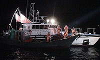 　馬祖海巡隊雙艇8日晚間6時巡邏南竿北泉礁外0.2浬海域時，查獲1艘無船名大陸鐵殼漁船進行拖網作業。（圖：馬祖海巡隊）