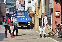　東引鄉公所進行戶外環境衛生消毒工作，就聚落內的排水溝、防火巷及空地環境進行戶外環境預防性噴藥工作。（圖／文：陳其敏）