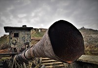 　昔日視為絕對禁區的砲陣地，多已是人去「堡」空 ，只剩淘汰鏽蝕的機槍砲還堅守崗位，孤寂地與大海對視。（圖與文：陳其敏）