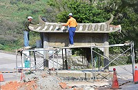 　東引介壽堂附近的牌樓遭撞壞，廠商依原樣原貌重建。（圖／文：陳其敏）