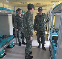 副主任視導「優秀役男外島見學」生活設施整備情形。(圖/文:謝承翰)