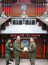 (上圖)指揮官主持第一季工作檢討會。(下圖)指揮官頒發「四項要務評比」績優單位。(圖/文:謝承翰)
