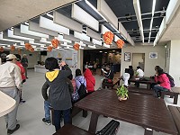 　東莒遊客中心湧入大量遊客朝聖，場面相當熱鬧。（圖／文：蔡夢玲）