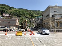 　北竿白沙港務大樓後方道路整修正式開挖，往來車輛請配合交管措施。（圖／文：陳鵬雄）