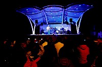 　前丘丘合唱團團長邱晨與不老樂團在東引舉辦小型演唱會，帶來當年他創作的《就在今夜》等多首經典歌曲。（圖／文：陳其敏） 