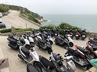 　進入觀光旅遊旺季，芹壁南邊山聚落入口廣場再度出現車滿景象，大量的出租機車佔滿了僅有的空地，自助行遊客越來越多。（圖與文：陳鵬雄）
