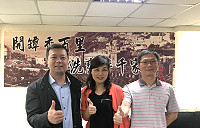 馬祖高粱酒首度在台徵選總經銷,由知名酒商新店李國際有限公司順利取得。圖中為新店李董事長王阿寶、左為馬祖酒廠總經理劉九銘、右為新店李顧問謝慶選。(圖:馬祖酒廠)