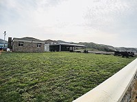 莒光遊客中心旁的活動廣場「穿新衣」披上了新的草皮,綠意盎然。(圖/文:蔡夢玲)