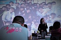 　全球孩童創意行動挑戰（DFC）台灣發起人許芯瑋到東引國中小分享「I CAN！」的教育信念。（圖／文：陳其敏）