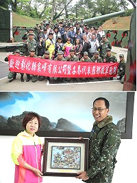 上圖:敬軍團於240榴砲前合影。下圖:指揮官回贈縣長夫人「馬祖的一天」紀念陶板。(圖/文:謝宏源)