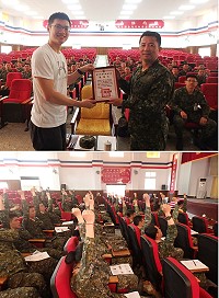 上圖:副指揮官致贈沈承德老師感謝狀。下圖:官兵實施動態暖身及關節鬆動。(圖/文:謝承翰)