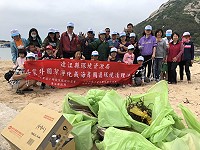 　環資局委外在北竿馬鼻灣今年首度淨灘，為藍眼淚觀光季舖路。（圖／文：陳鵬雄）
