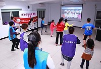 「健康促進、減重運動計畫」,大人與小孩一同動一動,揮灑汗水。(圖:曹以鋒攝)