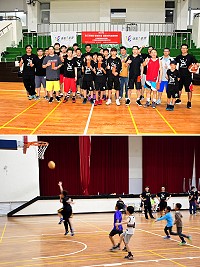 上班族籃球運動育樂營南竿場22日歡樂登場,吸引籃球愛好者們熱情參加,神秘嘉賓蔡峻銘充當客座教練,熱心指導大家SBL專業暖身操及教導國中小組打球,安排鬥牛及投籃競技,各組都玩得相當盡興。(圖/文:曹重偉)