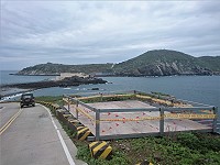 　東引風虎角坍方路段，鄉公所先以遮板因應，後續將規劃護岸工程改善。（圖／文：陳其敏）