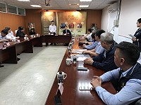 　研商馬祖酒廠與廈門象嶼酒業合作事宜會議24日舉行，象嶼酒業總經理牟磊進行馬祖高粱酒新產品介紹，以及公司後續策略規劃方向。（圖／文：吳嘉榮）