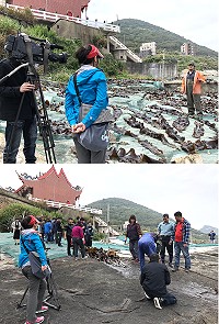 東森台灣1001個故事製作人白心儀來馬拍攝橋仔海帶採收。(圖/文:陳鵬雄)