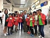 中正國中小團隊代表連江縣參加107年度全國貓咪盃-SCRATCH競賽,縣長劉增應專程前往機場為師生們送行。(圖:教育處)