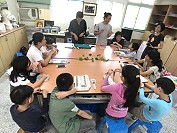 「大浦plus+」團隊藉著遊戲生動趣味的方式,帶著小朋友一點一滴的深入認識、觀察校園中的植物。 (圖/文:蔡夢玲)