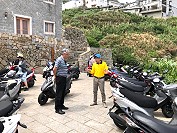 研商芹壁南面山機車停放問題改善之道,議員周瑞國邀交旅局局長林長青現勘。(圖:議員周瑞國服務處提供)