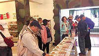 　枕戈待旦園區特產餐飲店「媽媽工坊」新開幕，由一群媽媽們經營，販售馬祖特產小吃。（圖／文：馮紹夫）