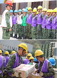 　上圖：運輸連連長對作業官兵下達各項安全規定。下圖：運輸連官兵協助搬運物資。（圖／文：謝承翰）