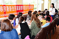　內政部移民署新移民家庭教育4月份講座邀請到東引國中小總務主任林芃薇主講「開心聊天教出好孩子」。（圖／文：曹重偉）