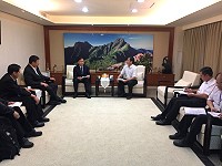 針對污水廠及排水系統改善,縣長劉增應、議長張永江在立委陳雪生安排陪同下與營建署副署長吳欣修及業管部門交換意見。(圖:連江縣環資局)