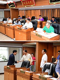 連江縣議會第6屆第7次定期大會開議,議員們完成報到手續並召開預備會議;縣長劉增應率副縣長王忠銘、秘書長張龍德前往拜會,預祝此會期圓滿順利,受到議長張永江及議員們的熱情歡迎。(圖/文:曹重偉)