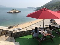 　鏡澳海水正藍，素有馬祖地中海之稱的芹壁村正在迎接旅遊旺季，春夏期間來芹壁最能感受這股地中海風情，在陽傘下春風徐徐，一杯咖啡加上無敵海景，盡情享受芹壁悠閒時光。（圖與文：陳鵬雄）