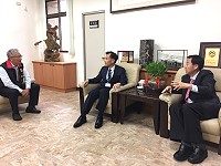 議長張永江就縣民悠遊卡部份卡別(敬老、愛心、愛陪卡)到期辦理展期方式及便利性,與縣長劉增應及交旅局長林長青交換意見。(圖:曹重偉)